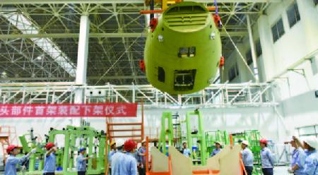 首架“新舟”700機頭部件在成飛民機下線。 首架“新舟”700機頭部件在成飛民機下線。