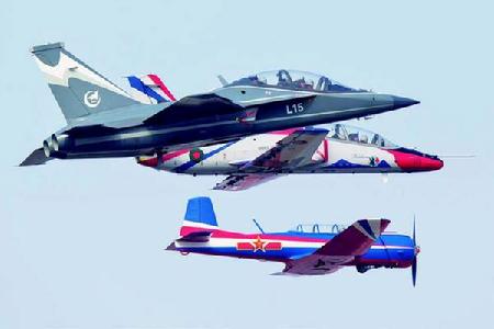 三機編隊飛行。