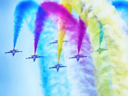 K8飛機進行飛行表演。