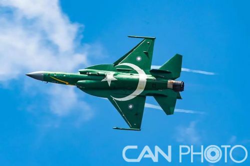 ?&ldquo;梟龍&rdquo;戰(zhàn)機(jī)在航展現(xiàn)場(chǎng)進(jìn)行飛行表演