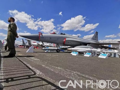 ?巴黎航展上的&ldquo;梟龍&rdquo;飛機(jī)