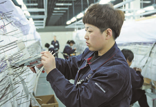 雙手織就航空夢&mdash;&mdash;記全國三八紅旗手、航空工業沈飛線束廠技師鄭秋菊